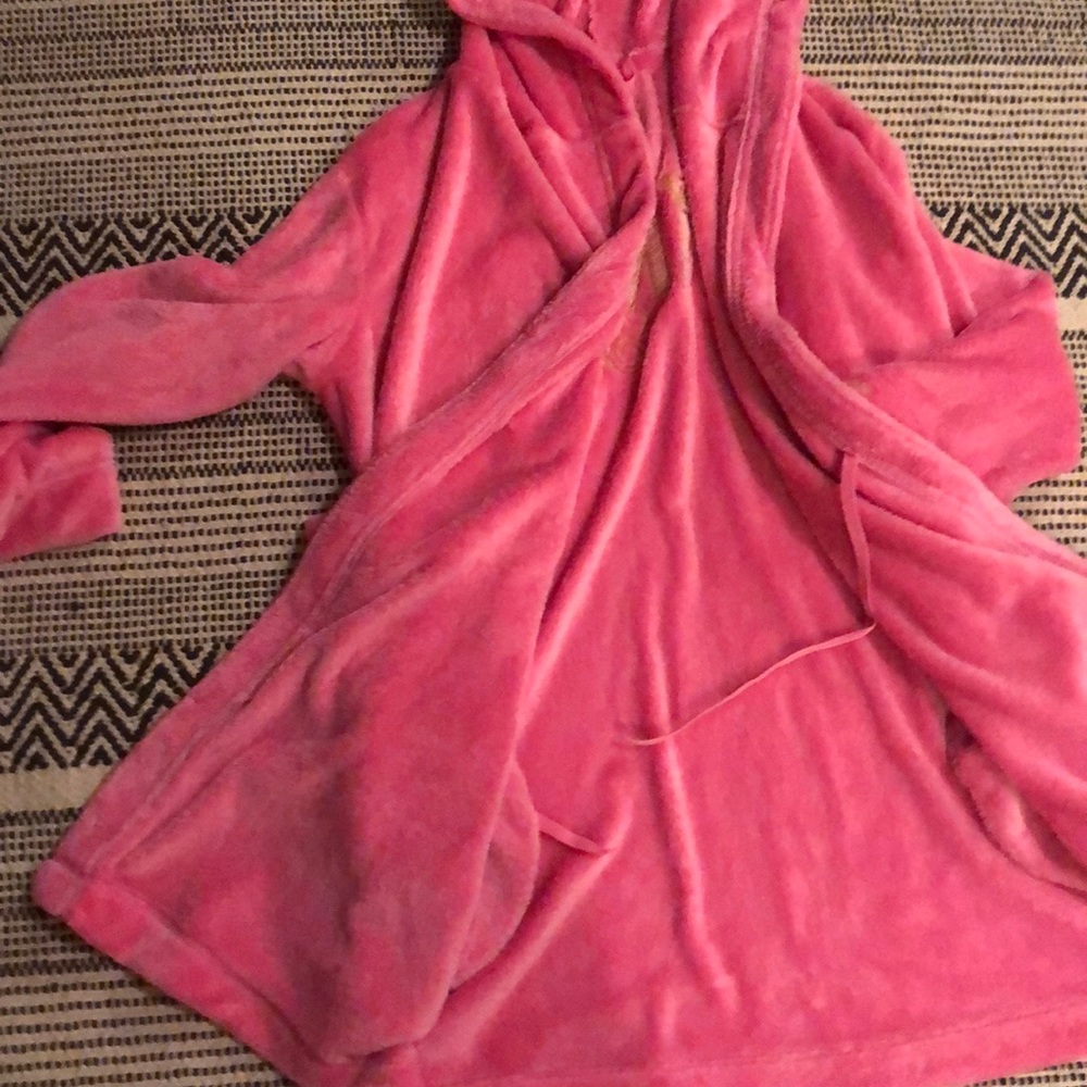 Pink Vs Robe - image 4